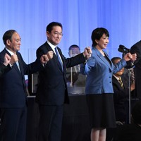 自民党総裁選を終え壇上でたたえ合う（左から）野田聖子氏、菅義偉氏、岸田文雄氏、高市早苗氏、河野太郎氏＝東京都港区で2021年9月29日午後3時26分、竹内紀臣撮影