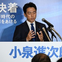 自民党総裁選に立候補することを表明し、手元を確認しながら政策について説明する小泉進次郎元環境相＝東京都千代田区で2024年9月6日午前11時21分、平田明浩撮影