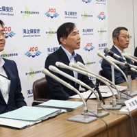 記者会見で桂田精一容疑者の逮捕について説明する第1管区海上保安本部の藤田望警備救難部長（左から2人目）ら＝北海道小樽市の小樽地方合同庁舎で2024年9月18日午後2時3分、片野裕之撮影