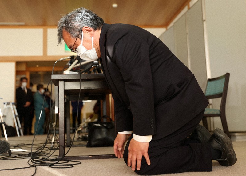 記者会見で謝罪して立ち上がる運航会社「知床遊覧船」の桂田精一社長＝北海道斜里町で2022年4月27日、猪飼健史撮影