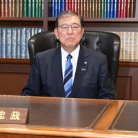 自民党の総裁室の椅子に座る石破茂新総裁＝同党本部で2024年9月27日午後6時51分、平田明浩撮影