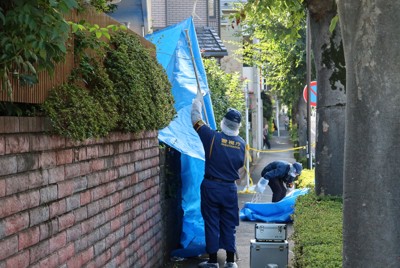 東京都国分寺市の強盗事件で、侵入口とみられる勝手口の付近を調べる警視庁の捜査員＝東京都国分寺市西恋ケ窪3で2024年10月1日午後2時58分、菅健吾撮影