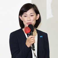 集まった支持者に厳しい表情であいさつする丸川珠代氏＝東京都港区で2024年10月27日午後10時18分、玉城達郎撮影