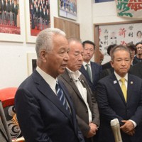 落選が確実となり、支援者に感謝の言葉を述べる甘利明氏（手前）＝相模原市南区の事務所で2024年10月27日午後10時24分、松浦吉剛撮影