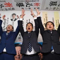 当選確実となり万歳する稲富修二氏（中央）＝福岡市南区で2024年10月27日午後11時32分、矢頭智剛撮影