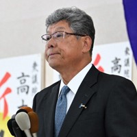 落選が確実となり、厳しい表情で集まった支持者らにあいさつをする高木毅氏＝福井県敦賀市で2024年10月27日午後9時31分、大西岳彦撮影