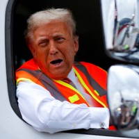 「ごみ収集車」を模したトラックに乗って、記者団に対応するトランプ前米大統領＝ウィスコンシン州で2024年10月30日、ロイター