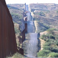 メキシコ沿いに設置された国境のフェンス＝米西部アリゾナ州ノガレス近郊で2024年10月16日、中村聡也撮影