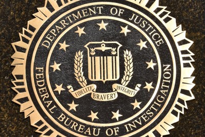 米連邦捜査局（FBI）本部に掲示されている紋章＝2024年2月14日、秋山信一撮影