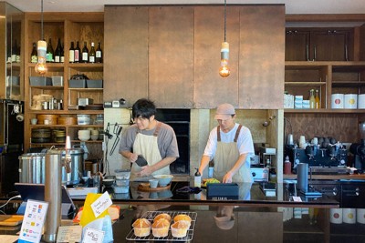 「ソイル瀬戸田」のカフェレストランでは、生口島に移住した若者らが働いている＝広島県尾道市瀬戸田町瀬戸田で2024年7月5日、小坂剛志撮影