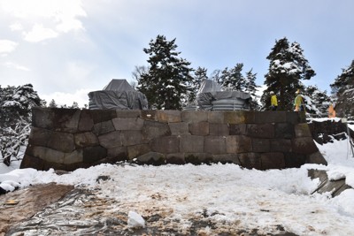 積み直された石垣の一部分＝青森県弘前市の弘前城で2024年12月19日、江沢雄志撮影