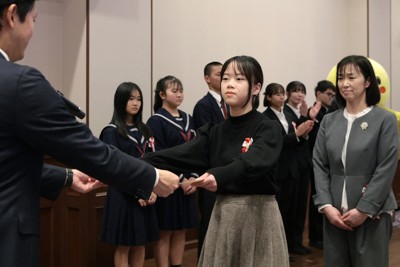 グランプリを受賞し、表彰される宮城県岩沼市立玉浦小学校＝神戸市中央区で2024年12月21日午後1時15分、中川祐一撮影