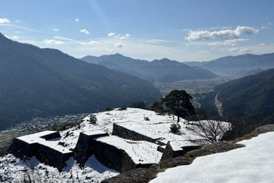 雪景色が広がる竹田城跡＝朝来市観光協会提供