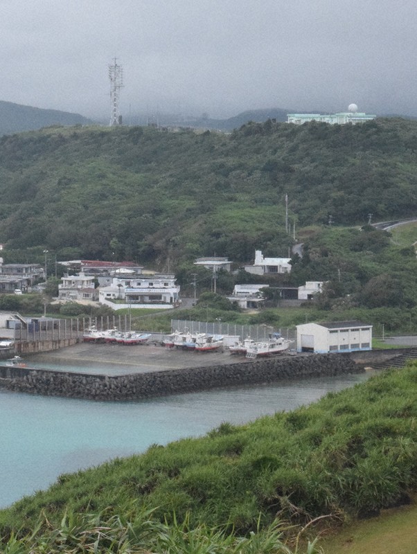 与那国島の高台に設置された沿岸監視のための自衛隊レーダー施設＝沖縄県与那国町で2023年6月、宗岡敬介撮影