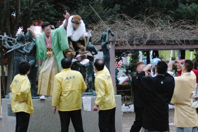 爆竹、壇上の花食べる…　逮捕者続出、平成令和の「荒れた成人式」