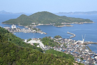 鞆の浦に浮かぶ仙酔島＝広島県福山市鞆町で2024年4月25日、藤田宰司撮影