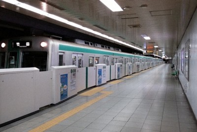 烏丸線のホーム柵（烏丸御池駅）＝京都市交通局提供