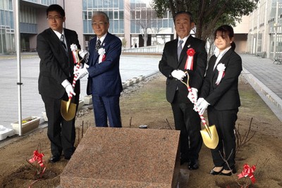 バラの苗を植えた小丸成洋理事長（右から2人目）や学生ら＝福山市立大で、関東晋慈撮影