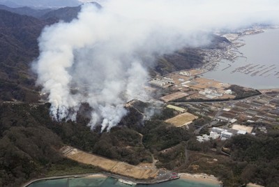 海上自衛隊の射撃場に隣接する山林で発生した火災＝広島県江田島市で2025年1月17日午後2時41分、本社ヘリから