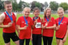 Die erfolgreichen PSV-Sportler Ralf Reise, Emily Krüger, Charlotte Koopmann, Elisa Urbanek und Sophie Priebe (von links) mit ihren Medaillen.  FOTO: Verein