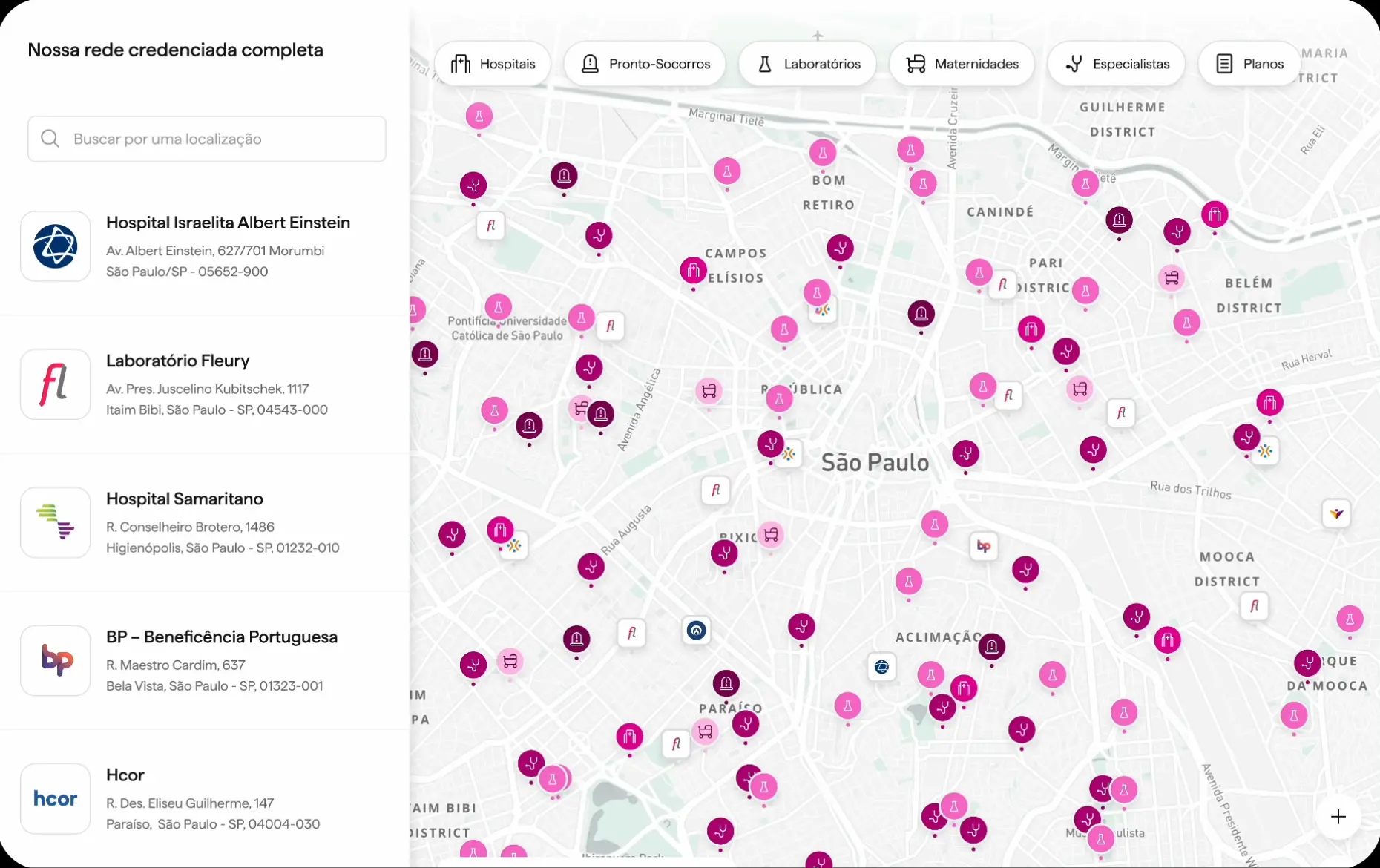 Mapa de São Paulo mostrando locais de saúde credenciados, como hospitais, laboratórios e maternidades. À esquerda, uma lista com detalhes de alguns desses locais, incluindo Hospital Israelita Albert Einstein, Laboratório Fleury, Hospital Samaritano, BP - Beneficência Portuguesa, e Hcor. Cada local no mapa é representado por ícones coloridos indicando diferentes tipos de estabelecimentos médicos. Acima do mapa, filtros permitem selecionar categorias como hospitais, pronto-socorros, laboratórios, maternidades, especialistas e planos.