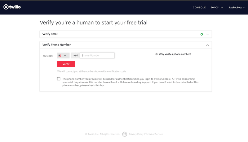 Это изображение скриншота страницы создания аккаунта Twilio SMS. Подтвердите свои данные. Нажмите на ссылку подтверждения в окне email. Затем введите свой номер телефона и проверочный код. Читайте наш блог, чтобы узнать, как настроить twilio sms.