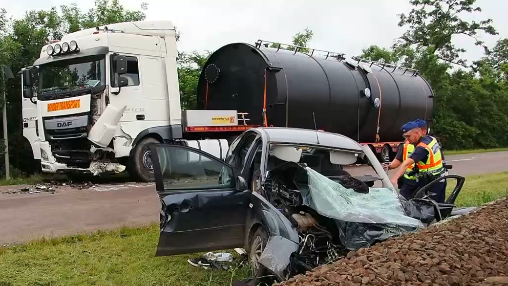 Egy nyílegyenes úton szemből nekihajtott egy kamionnak, ittas lehetett a sofőr