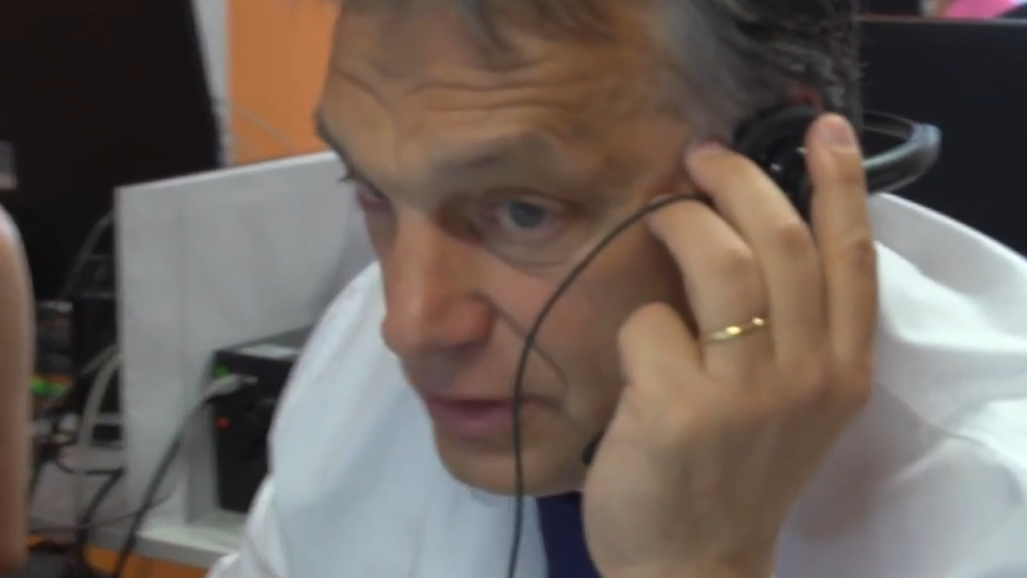 Már 10 éve, hogy Orbán Viktor az EP-választási kampányban telefonbetyárkodott egy kicsit a választókkal