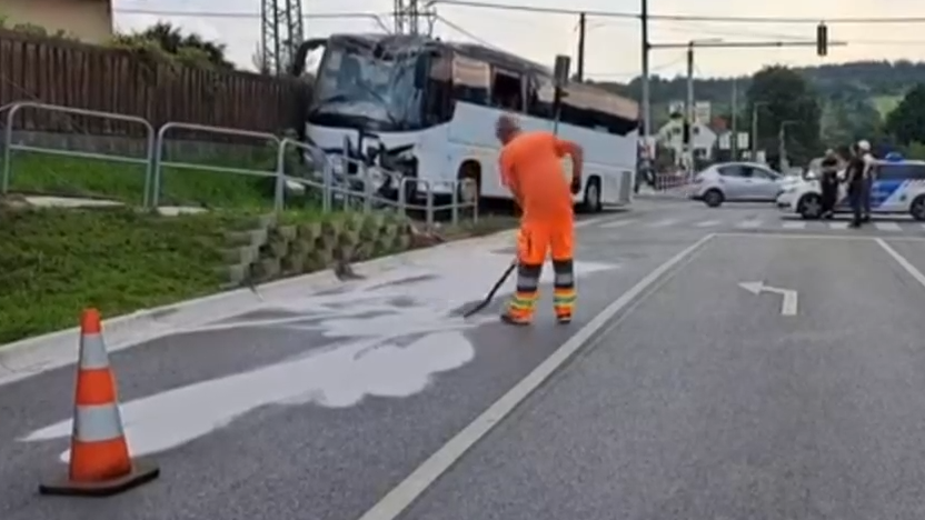 Jogosítvány nélkül ütközött busszal a 20 éves sofőr, súlyosan sérült utasát feszítővágóval kellett kivágni az autóból