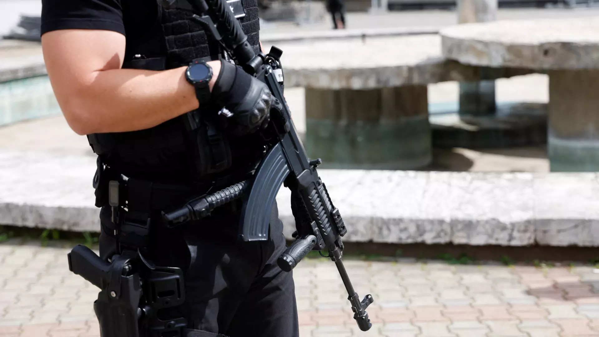 Tíz rendőr vitte el a pozsonyi férfit, aki megfenyegetett egy kormánypárti képviselőt