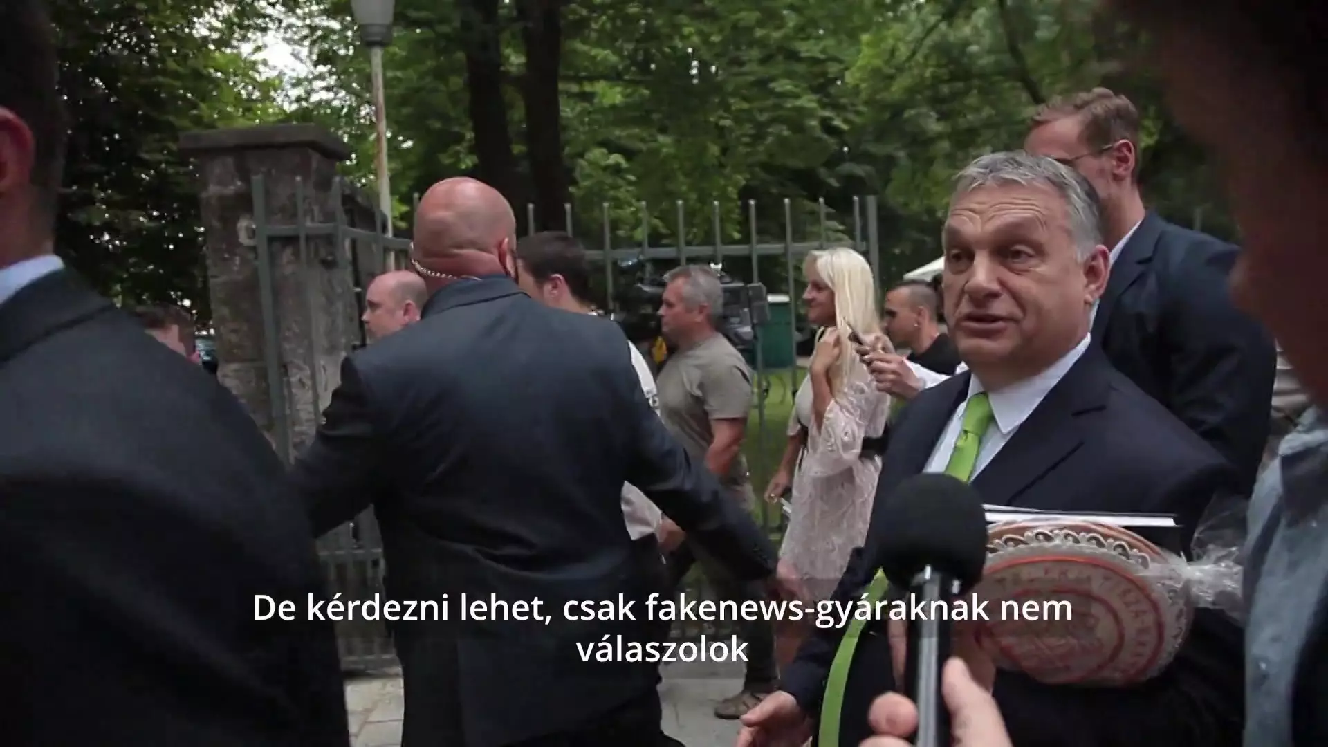 Orbán Viktort testőrök védték, nehogy kérdéseket kapjon