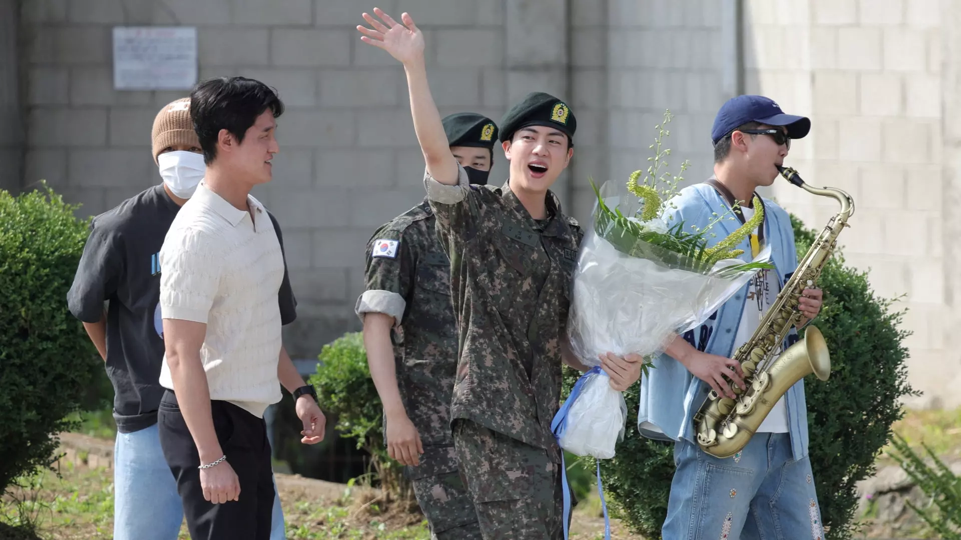 Leszerel a hadseregtől a BTS tagja, ezer rajongóját fogja megölelni