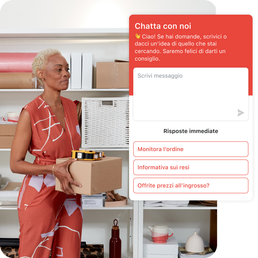La proprietaria di un’azienda è in piedi nel back office e tiene in mano una scatola mentre fa l’inventario. Sullo schermo sono visualizzate tre risposte immediate. Questa funzionalità di Shopify Inbox aiuta i clienti a risolvere i problemi da soli, senza dover ricorrere a Live Chat.