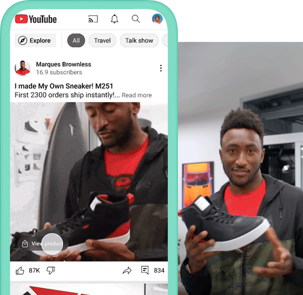 Ein Bild von Creator Marques Brownlee. Auf einem Handy ist die Schuh-Kollektion von Marques und Atoms mit der Möglichkeit zum Kauf des angezeigten Schuhs zu sehen.