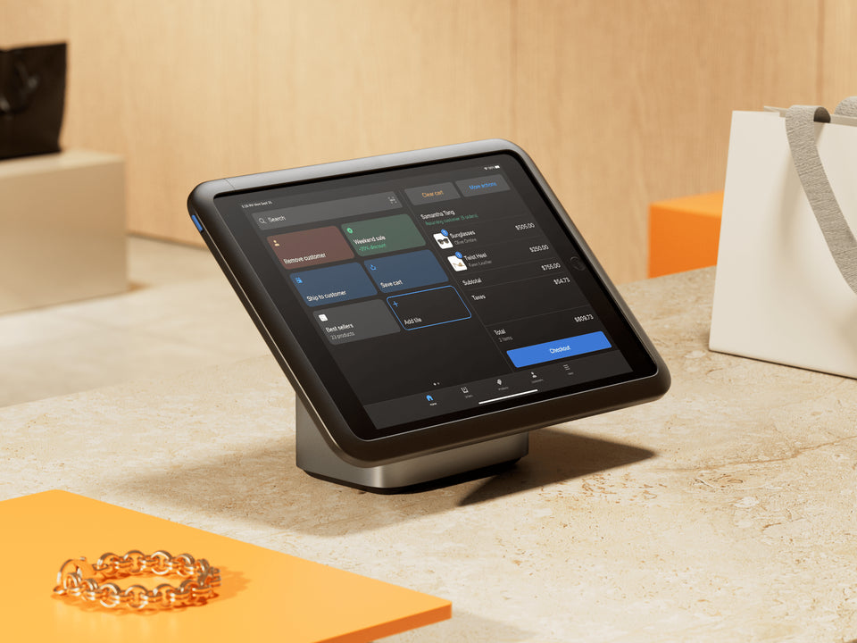 Un tablet con Shopify POS in esecuzione posiionato sul bancone di un’attività di vendita al dettaglio.