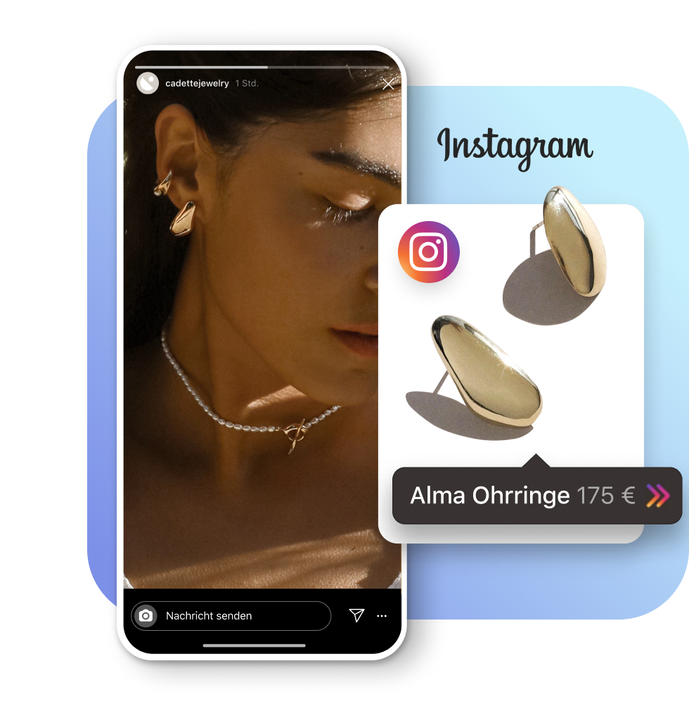 Eine junge Frau trägt goldene Ohrringe und eine Perlenkette in einer Instagram Story. Über einer Produktkarte für Alma-Ohrringe von Cadette Jewelry wird ein Produktetikett eingeblendet. 