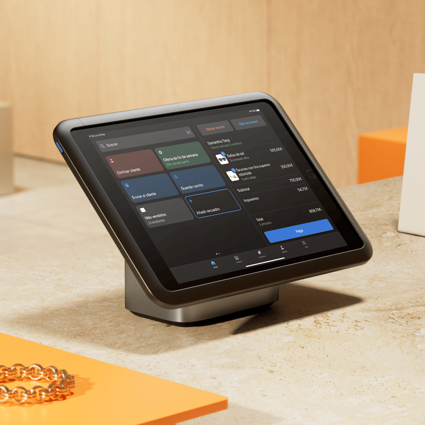 Una tablet de POS en un mostrador de una tienda física ejecutando Shopify POS en su pantalla.