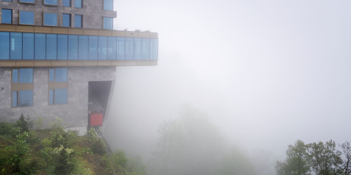 Die Buergenstock-Standseilbahn kommt bei Regen und Nebel in der Bergstation im Hotel Buergenstock an, fotografiert am Dienstag, 7. Mai 2024 in Obbuergen. (KEYSTONE/Gaetan bally)