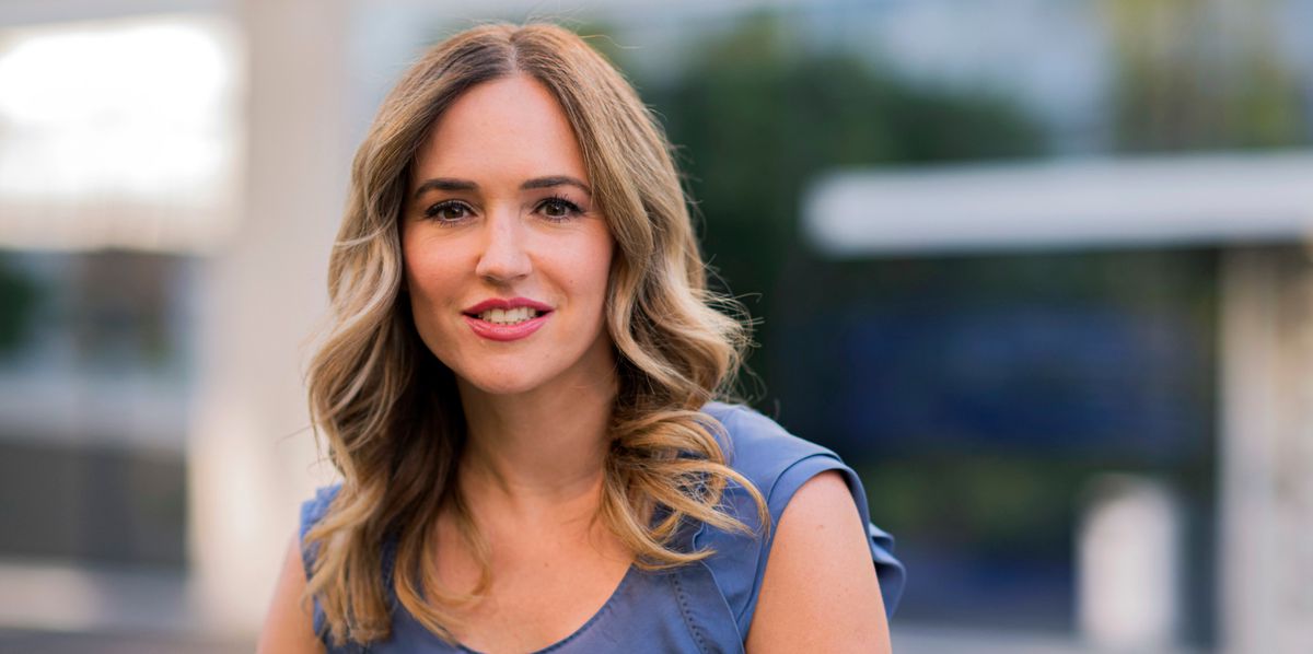 Portrait von SRF Moderatorin Patrizia Laeri, fotografiert im Garten des SRF in Leutschenbach.
27.04.2019.
(URS JAUDAS/TAMEDIA AG)