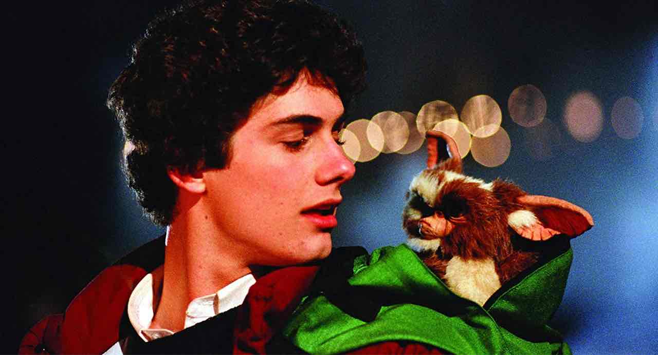 Billy (Zach Galligan) and his pet mogwai Gizmo in Gremlins.