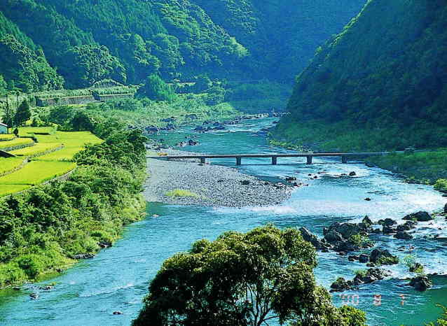 四万十川の沈下橋をわたる風