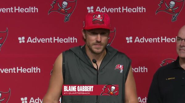 Tampa Bay Quarterback Blaine Gabbert speaks to media after saving a family from a helicopter crash. - Sputnik International