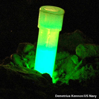 A blue-green glow stick using chemoluminescence