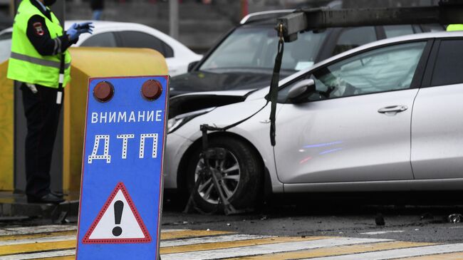 Сотрудник ДПС на месте аварии в Москве