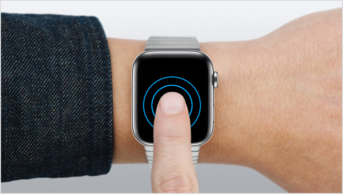 Persoon die op het Apple Watch-scherm tikt en vasthoudt