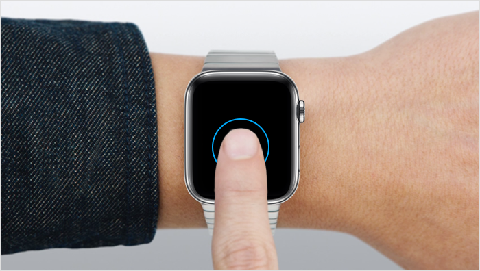 Una persona que toca con el dedo la pantalla del Apple Watch