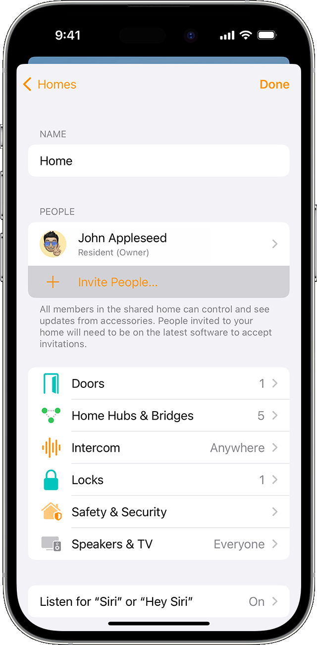 iPhone con la app Casa donde se muestra la opción Invitar a personas en Configuración de la casa