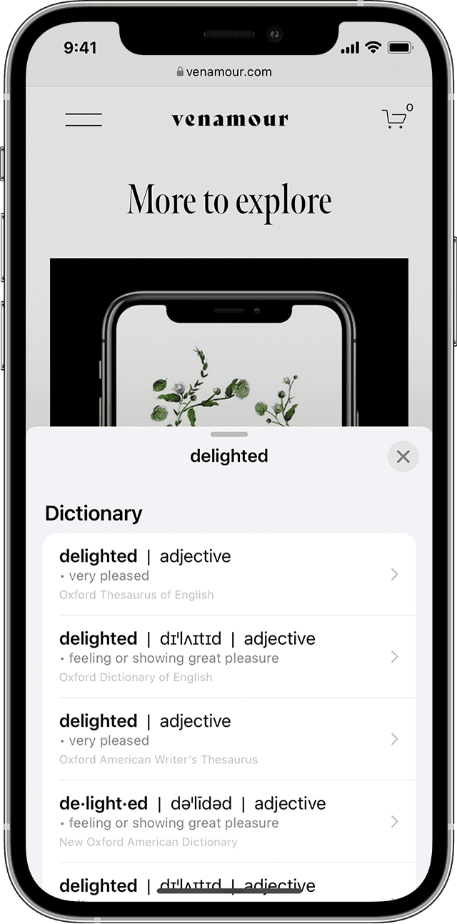 يبحث مستخدِم iPhone عن كلمة "مسرور" في القاموس بعد استخدام "النص الحي" لتحديد الكلمة في الصورة