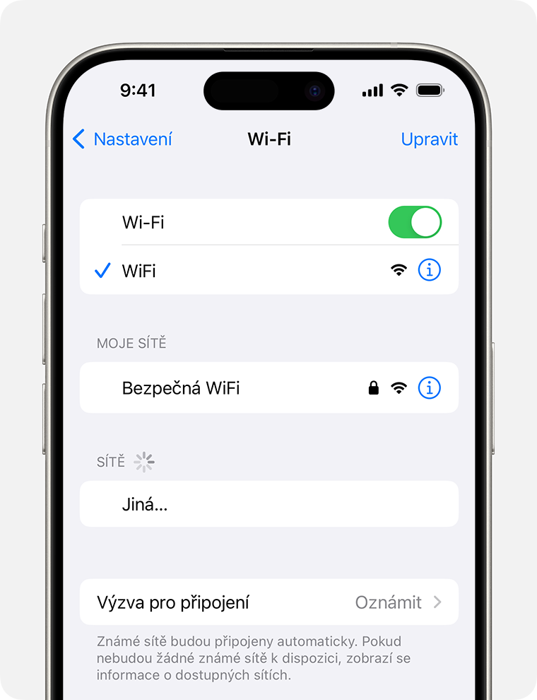 iPhone zobrazující obrazovku s nastavením Wi-Fi. Vedle názvu sítě Wi-Fi je modré zaškrtnutí.