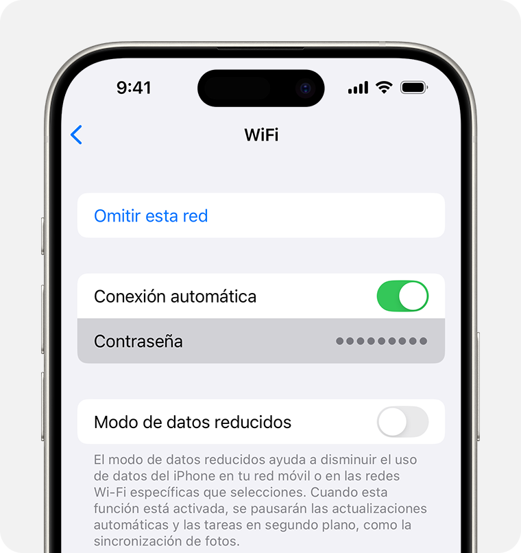 En iOS, ve a Ajustes > Wi-Fi para revelar la contraseña de la red Wi-Fi a la que te has conectado.